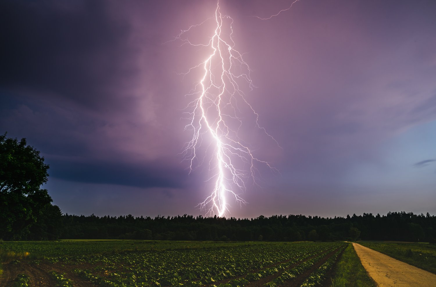 Jak prawidłowo wykonać instalację odgromową?