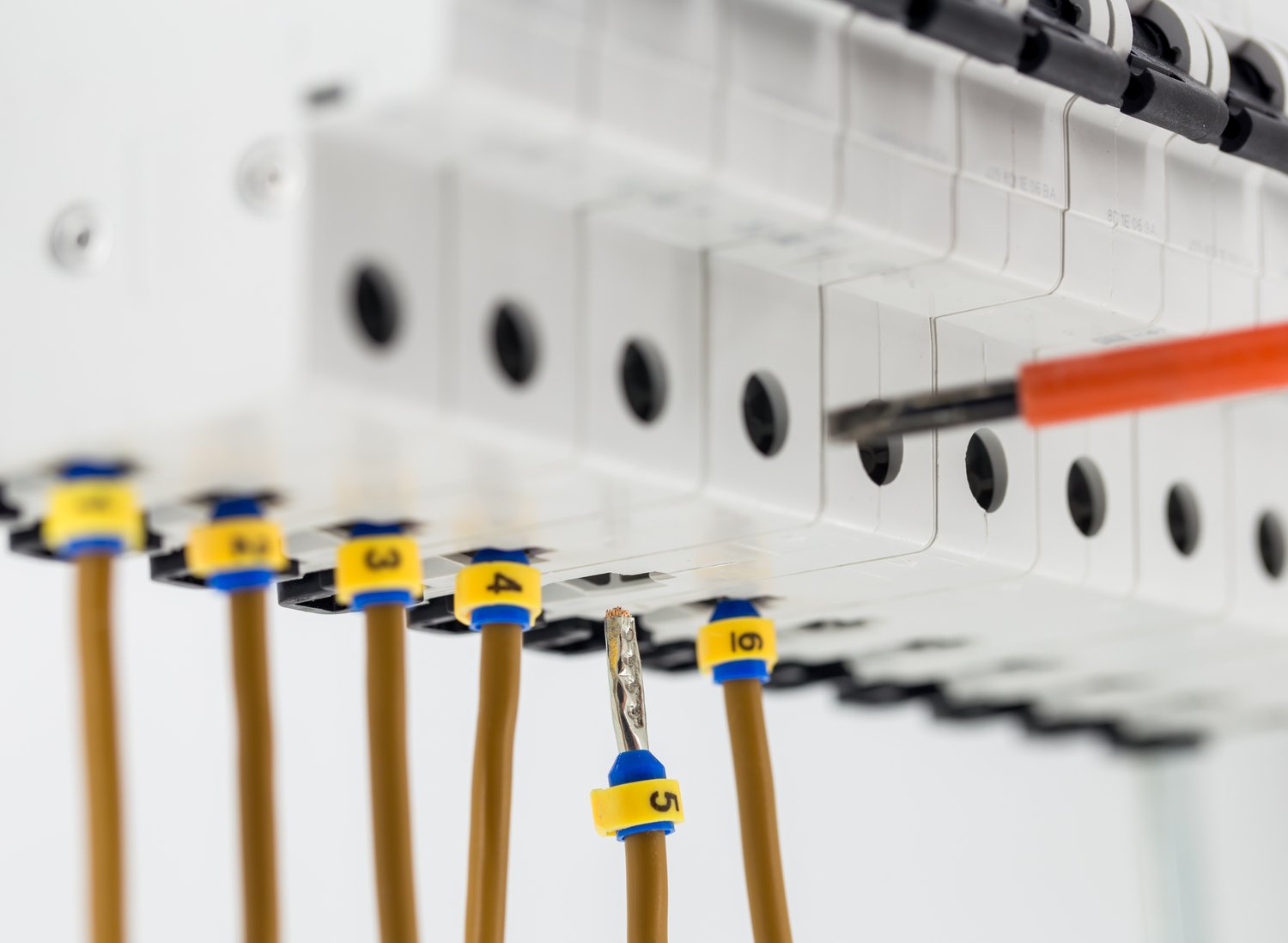 Metody na eliminację luzu w kontakcie elektrycznym
