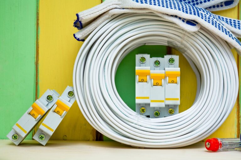 Jak skutecznie chronić instalację elektryczną przed przepięciami