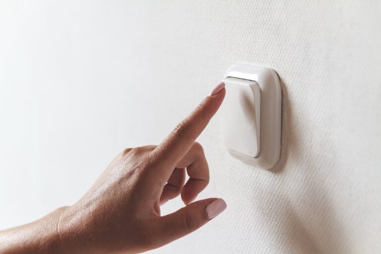 Design i funkcjonalność – najnowsze trendy w osprzęcie elektrycznym