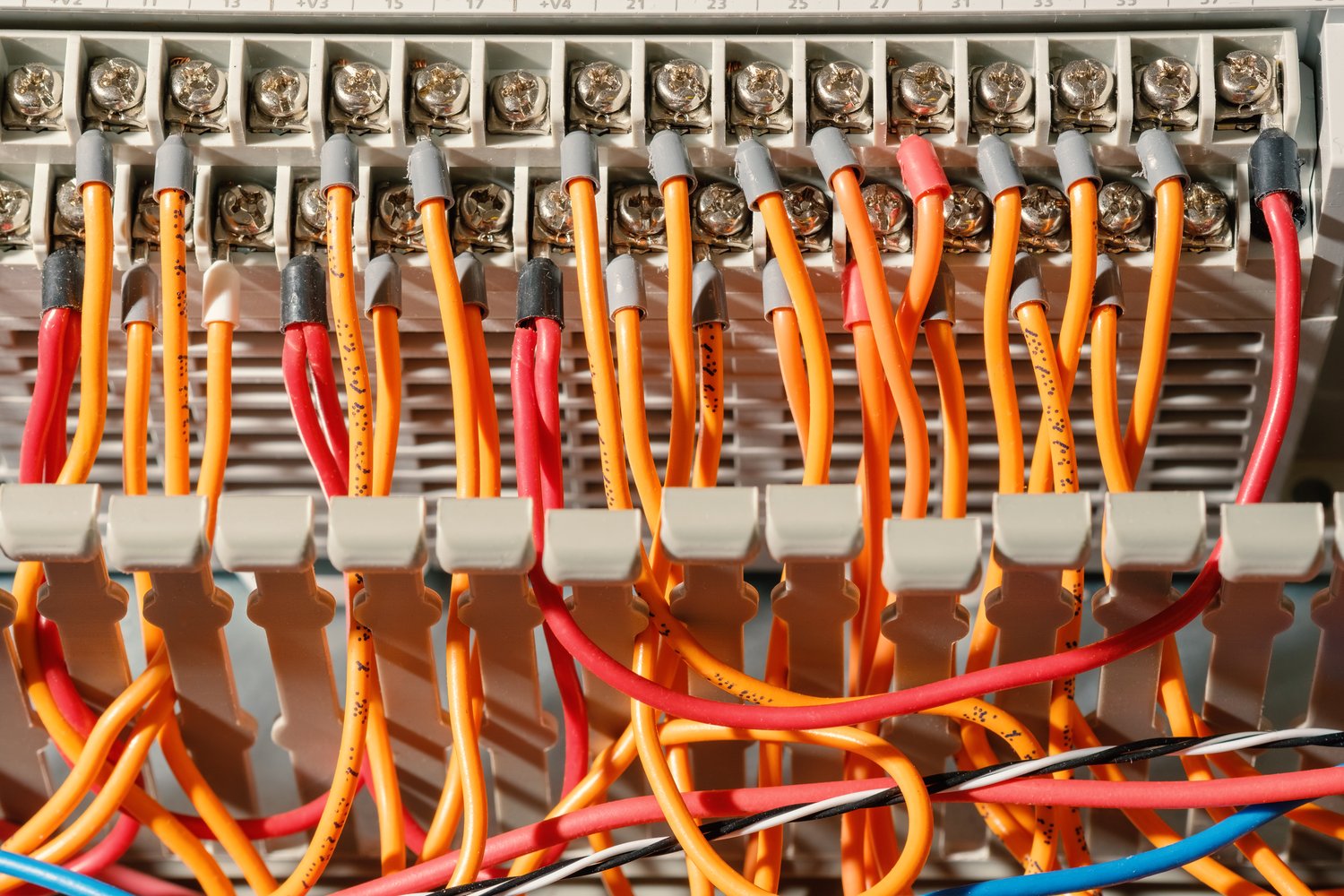 Modernizacja instalacji elektrycznej w budynkach przemysłowych