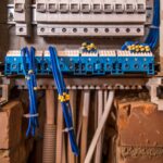 Jak wybrać i zainstalować odpowiednią aparaturę elektryczną w domu
