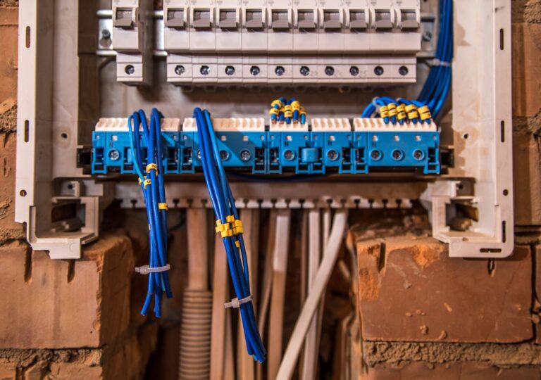 Jak wybrać i zainstalować odpowiednią aparaturę elektryczną w domu