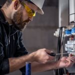 Rozwiązywanie problemów z instalacją elektryczną w pomieszczeniach wilgotnych