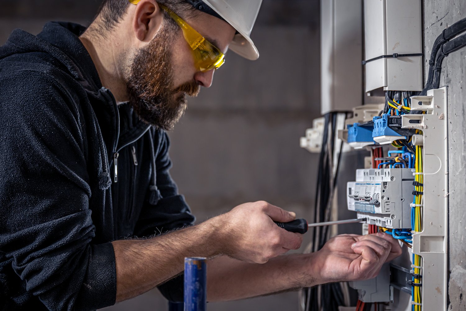 Rozwiązywanie problemów z instalacją elektryczną w pomieszczeniach wilgotnych