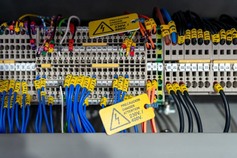 Jak skutecznie zabezpieczyć instalację elektryczną przed przepięciami