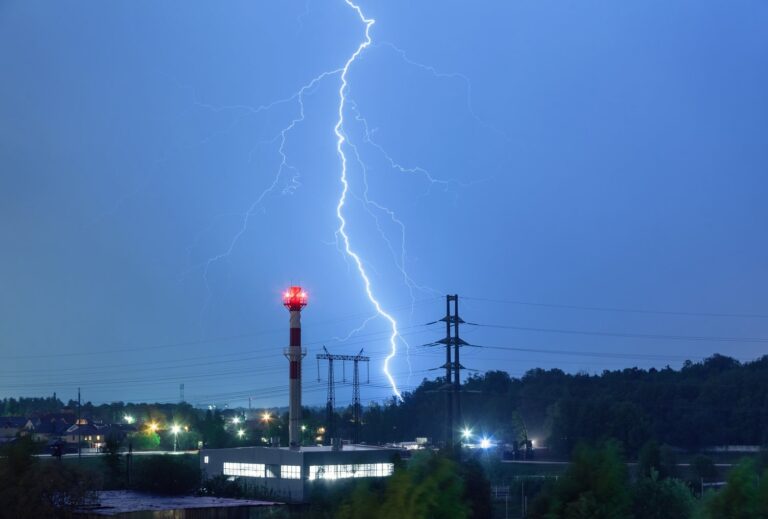 Kompleksowy przewodnik po instalacjach odgromowych dla domów i budynków