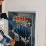 Jak wybrać i zainstalować odpowiednie elementy elektryczne w domu