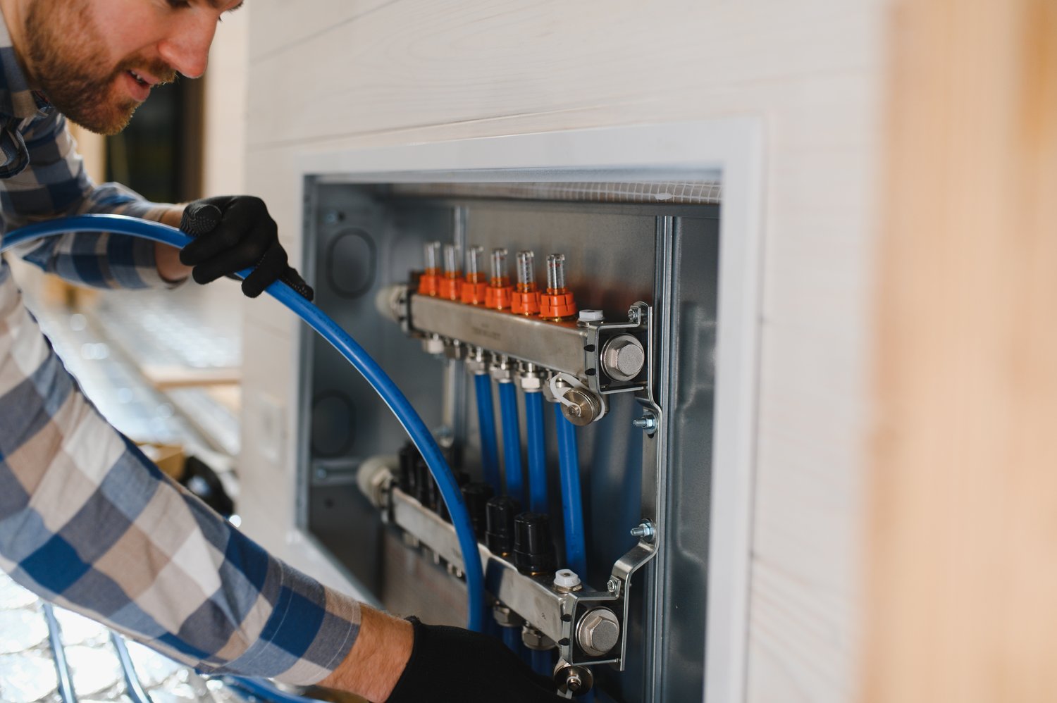 Jak wybrać i zainstalować odpowiednie elementy elektryczne w domu