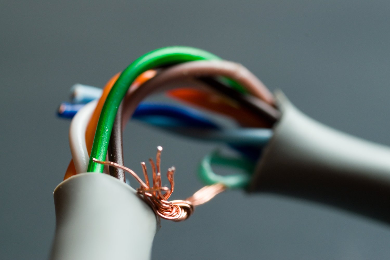 Jak wybrać odpowiednie przewody elektryczne do instalacji domowej