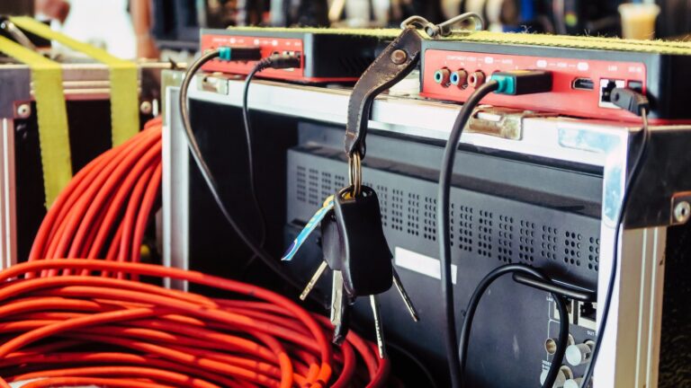 Praktyczny przewodnik po mocowaniach w instalacjach elektrycznych i hydraulicznych