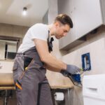 Profesjonalna instalacja elektryczna i hydrauliczna w domu – przewodnik dla początkujących