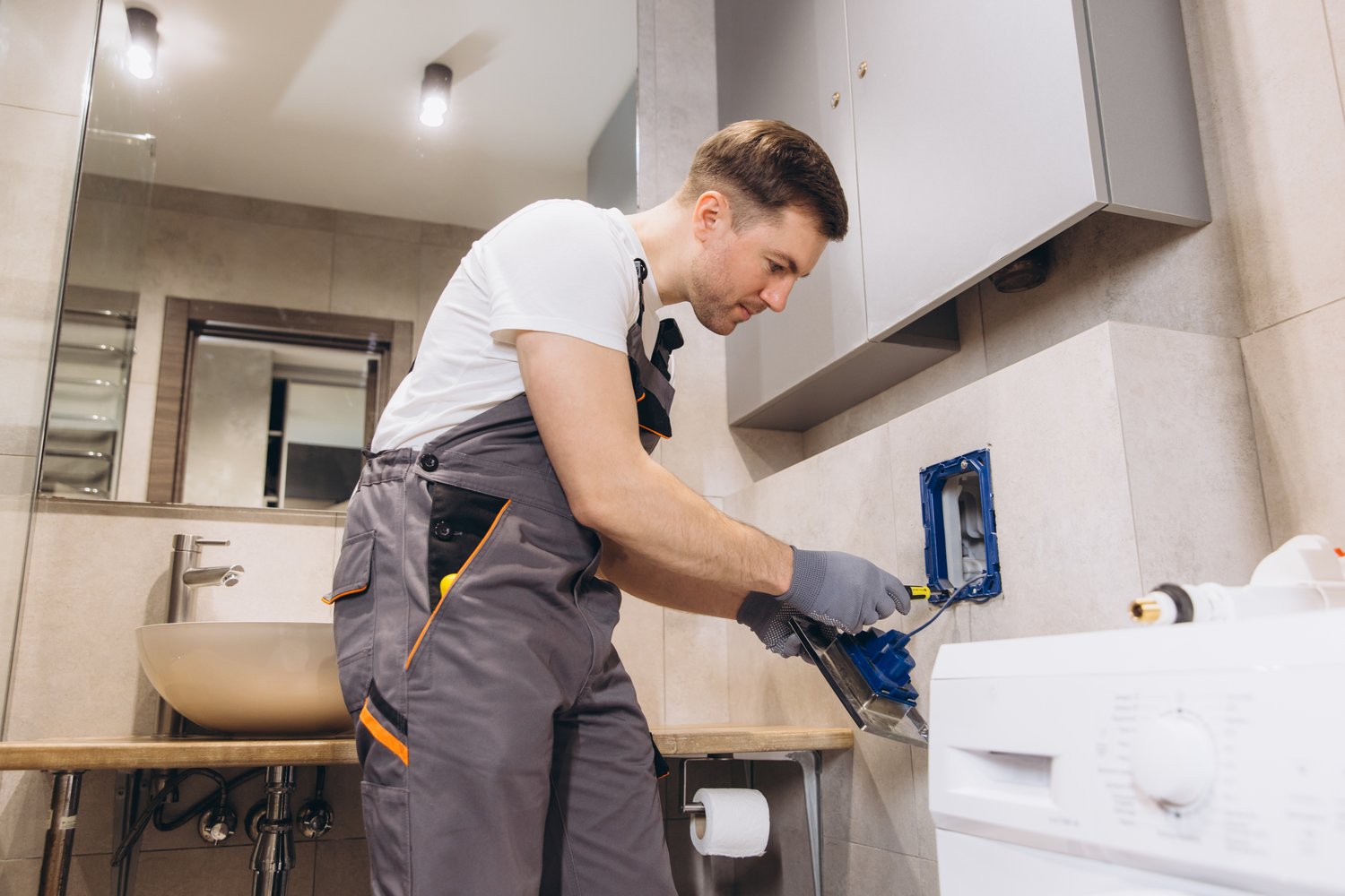 Profesjonalna instalacja elektryczna i hydrauliczna w domu – przewodnik dla początkujących