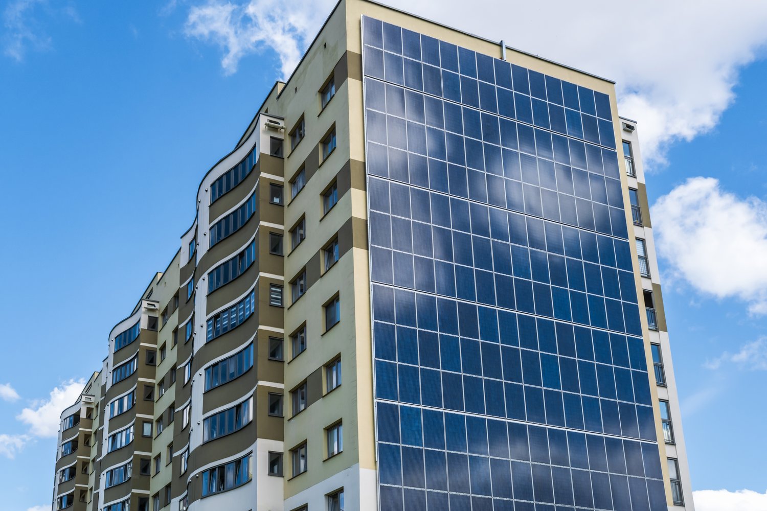 Jak zaplanować instalację fotowoltaiczną w bloku mieszkalnym