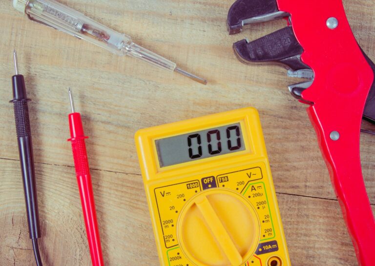 Jak efektywnie wykorzystać watomierz w pracach elektrycznych