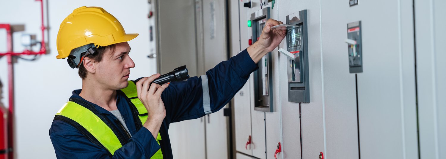 Jak skutecznie zabezpieczyć rozdzielnię elektryczną w hurtowni