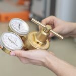 Jak wybierać i instalować reduktory ciśnienia w systemach hydraulicznych