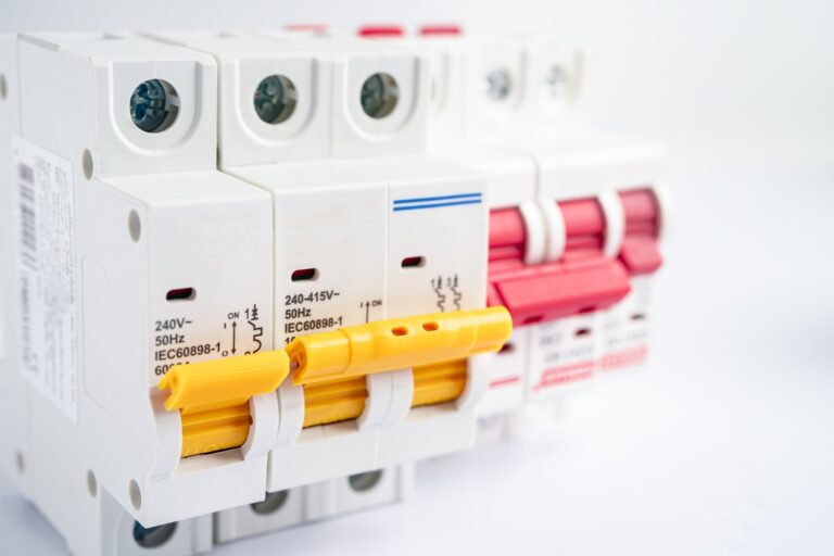 Jak wybrać i zainstalować odpowiednią aparaturę elektryczną w domu