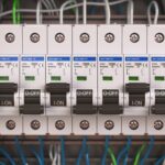Praktyczny poradnik doboru i instalacji wkładek bezpiecznikowych NH w elektrotechnice