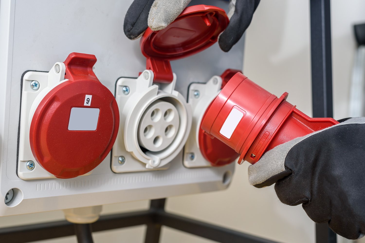 Profesjonalny montaż gniazd siłowych w instalacjach elektrycznych