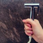 Jak prawidłowo dobrać i konserwować wężyki oraz akcesoria do baterii łazienkowych