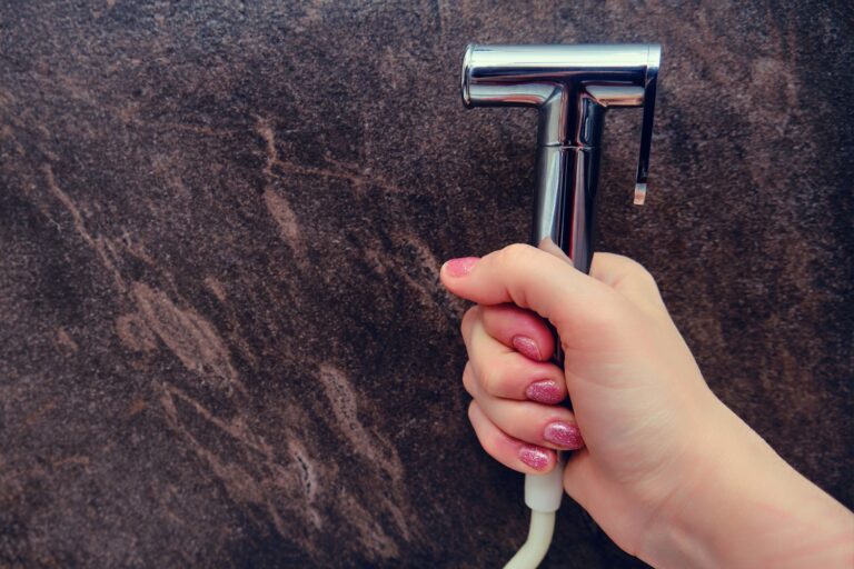 Jak prawidłowo dobrać i konserwować wężyki oraz akcesoria do baterii łazienkowych