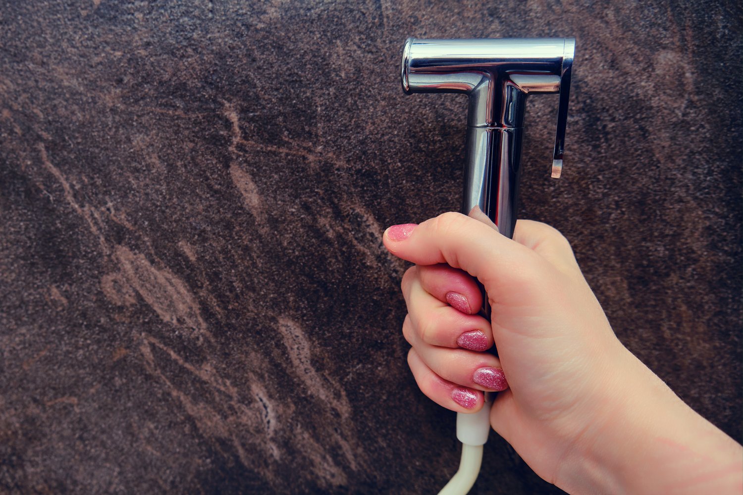 Jak prawidłowo dobrać i konserwować wężyki oraz akcesoria do baterii łazienkowych