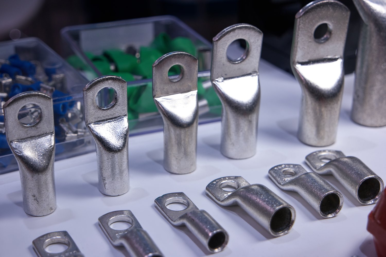 Jak wybrać i zastosować końcówki kablowe w instalacjach elektrycznych