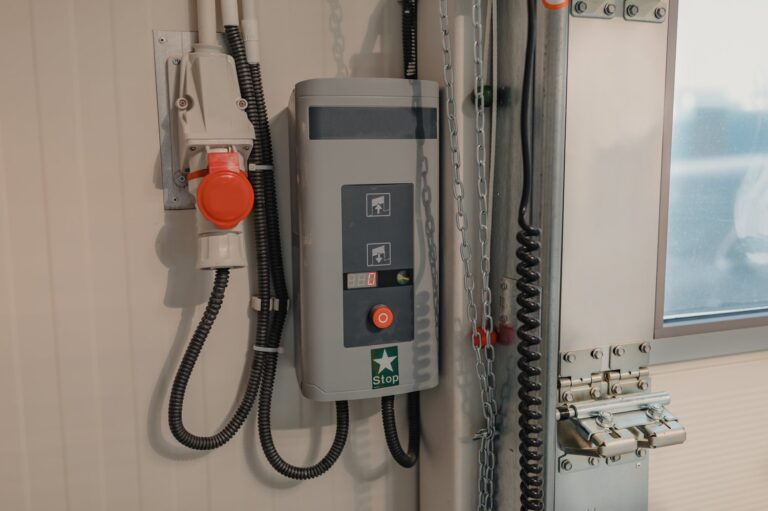 Jak wybrać odpowiedni wyłącznik silnikowy dla jednofazowych urządzeń