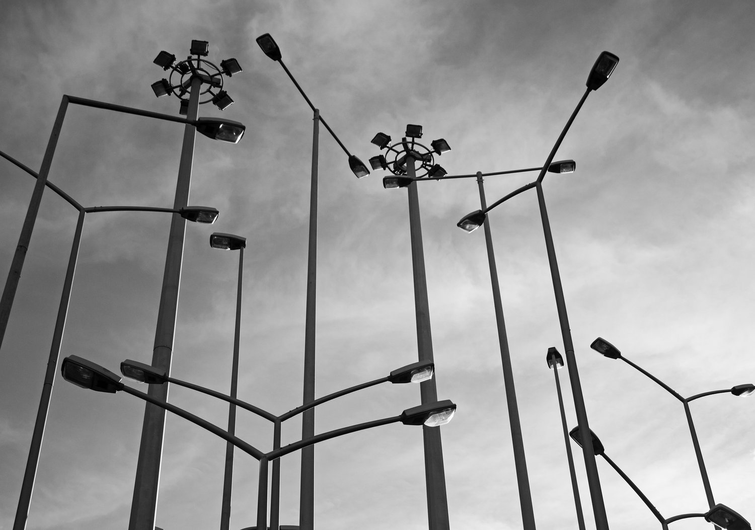 Jak wybrać odpowiednie słupy oświetleniowe do twojego projektu