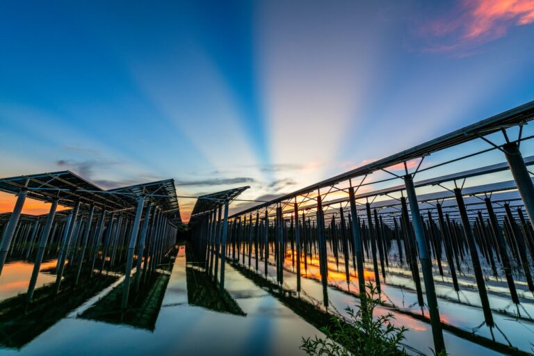 Nowoczesne rozwiązania w zakresie integracji paneli słonecznych z architekturą budynku