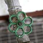 Praktyczne zastosowanie rozet na rury w instalacjach hydraulicznych i elektrycznych