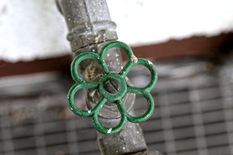 Praktyczne zastosowanie rozet na rury w instalacjach hydraulicznych i elektrycznych