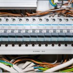 Problem częstego wyłączania się bezpieczników – diagnostyka obciążenia instalacji