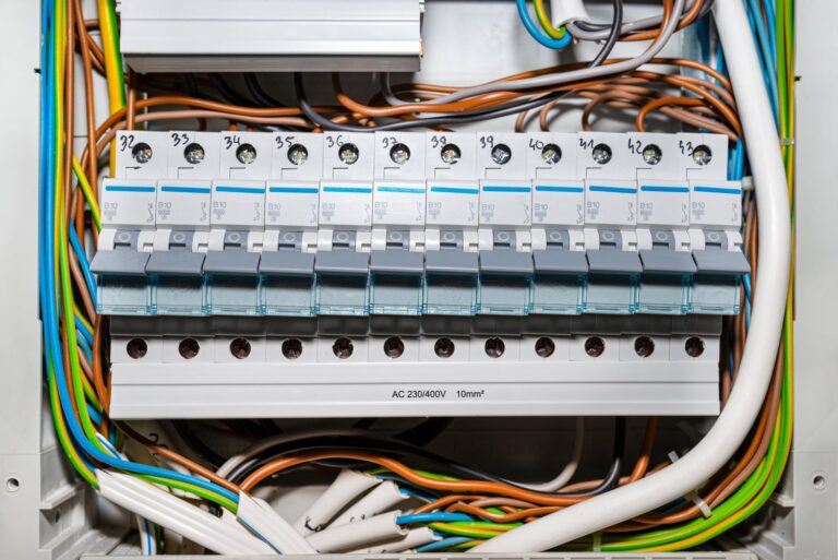 Problem częstego wyłączania się bezpieczników – diagnostyka obciążenia instalacji