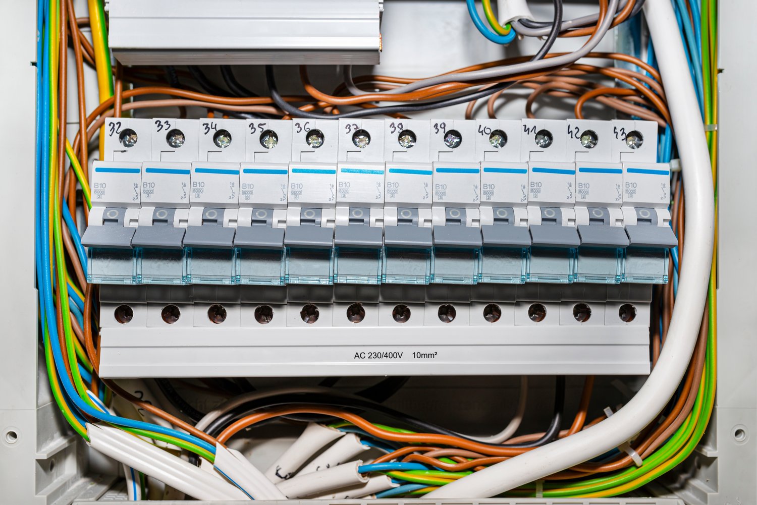 Problem częstego wyłączania się bezpieczników – diagnostyka obciążenia instalacji