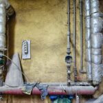 Problem hałasu w rurach podczas spuszczania wody – jak wyciszyć instalację