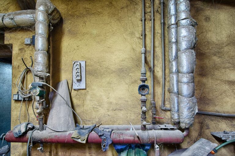 Problem hałasu w rurach podczas spuszczania wody – jak wyciszyć instalację