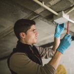 Problem niedziałającego oświetlenia awaryjnego – jak sprawdzić i wymienić akumulator