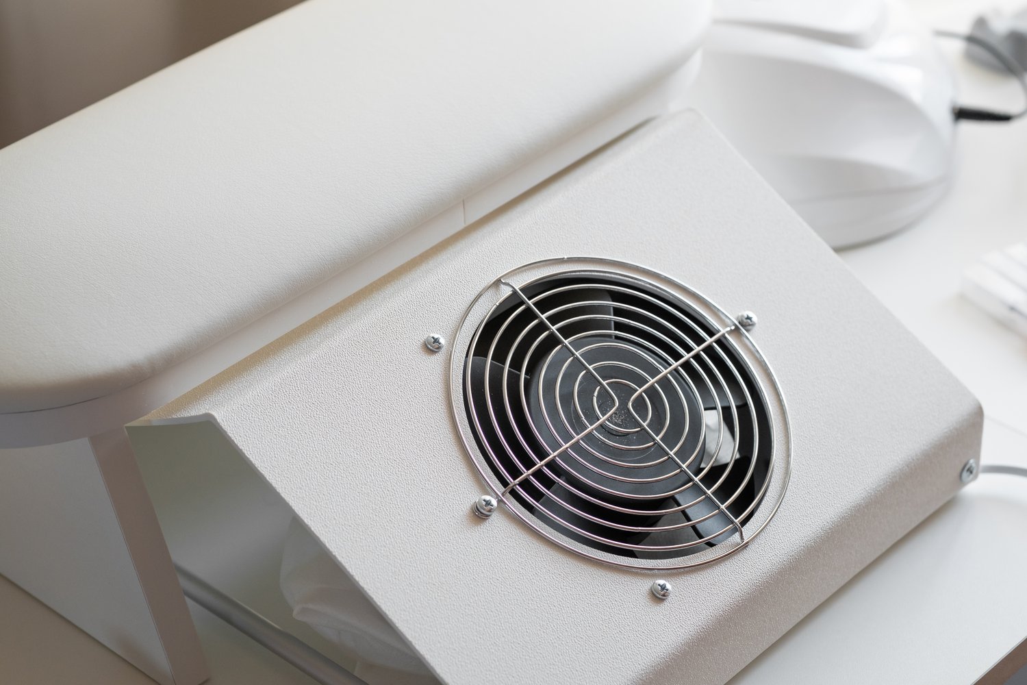 Problem nieprawidłowego działania wentylatora wyciągowego w kuchni – jak diagnozować i naprawić