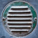 Problem nieprzyjemnego zapachu z kratki wentylacyjnej – przyczyny i rozwiązania