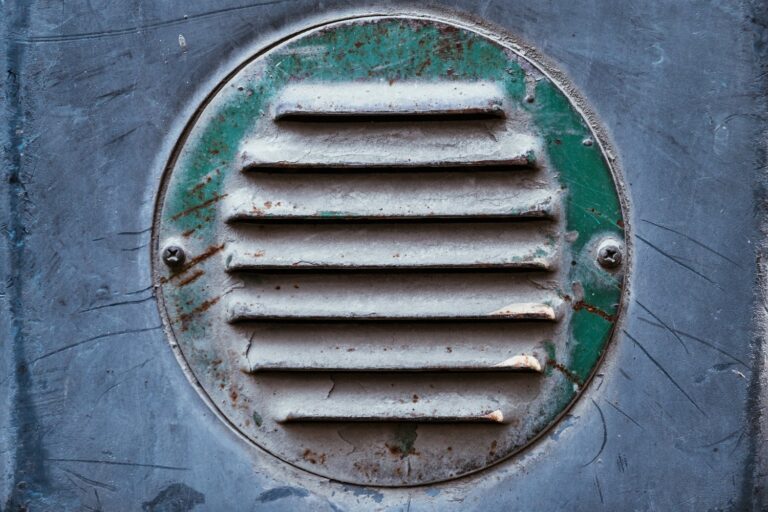 Problem nieprzyjemnego zapachu z kratki wentylacyjnej – przyczyny i rozwiązania