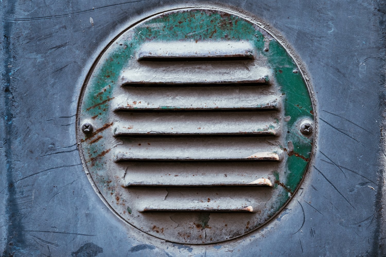 Problem nieprzyjemnego zapachu z kratki wentylacyjnej – przyczyny i rozwiązania