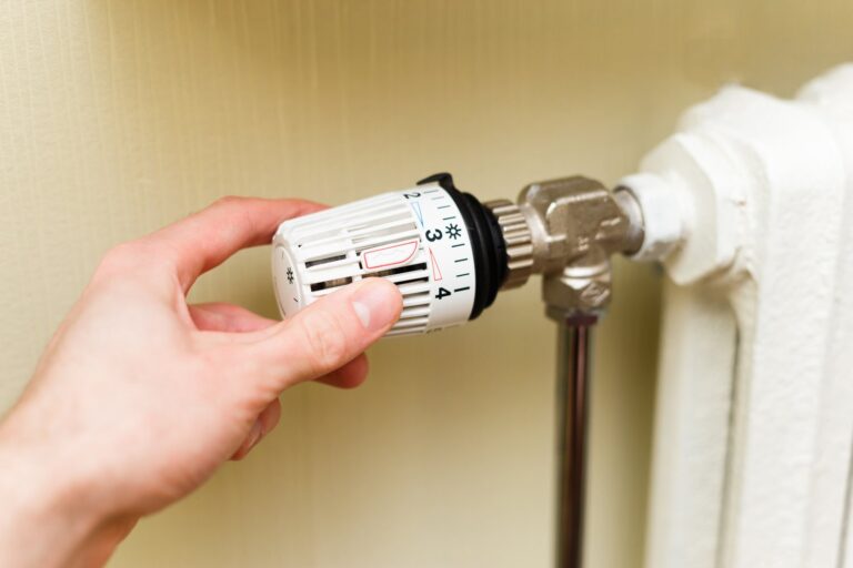 Problem niestabilnej temperatury wody z kranu termostatycznego – regulacja i naprawa