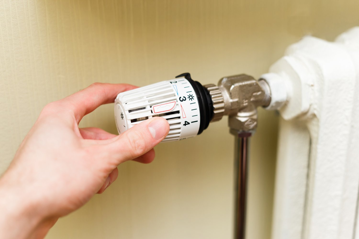 Problem niestabilnej temperatury wody z kranu termostatycznego – regulacja i naprawa