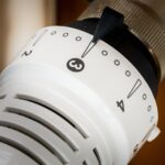 Problem niewłaściwego działania termostatu pokojowego – przyczyny i rozwiązania