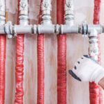 Problem przeciekającej rury grzewczej – jak doraźnie naprawić i kiedy wzywać specjalistę