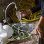 Problem przeciekającej rury pod podłogą – jak zlokalizować i naprawić nieszczelność