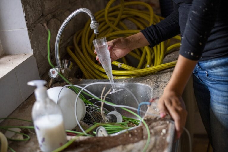 Problem przeciekającej rury pod podłogą – jak zlokalizować i naprawić nieszczelność