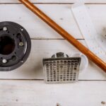 Problem wolnego odpływu wody w prysznicu – jak oczyścić syfon i rurki